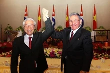 Le Secrétaire général Nguyên Phu Trong (gauche) et le général Raul Castro Ruz, premier secrétaire du Comité central du Parti communiste cubain, président du Conseil d'État et du Conseil des ministres de Cuba, le 8 juillet 2012 à Hanoï. Photo : VNA.