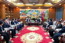 Un dirigeant de la province de Champassak reçoit la délégation de la province vietnamienne de Dông Nai. Photo : NDEL.