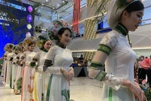 Défilé de l’ao dai en Malaisie. Photo : VNA