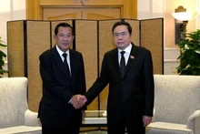 Le président de l'Assemblée nationale vietnamienne Tran Thanh Man (droite) et le président du Sénat du Cambodge, Samdech Techo Hun Sen. Photo : VNA.
