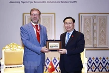 Le Président de l'Assemblée nationale du Vietnam, Vuong Dinh Huê, (à droite) et Konstantin Kosachev, Vice-Président du Conseil de la Fédération de Russie. Photo : VNA.
