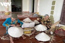 Le village de Mao Cau est reconnu par le Comité populaire de la province de Hung Yen comme village artisanal traditionnel produisant des chapeaux coniques depuis 2003. Photo : VOV.