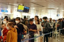 Les passagers font la queue pour les procédures de contrôle de sécurité à l'aéroport Tan Son Nhat à Ho Chi Minh-Ville. Photo : VNA.