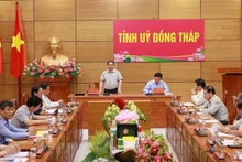 Séance de travail entre le Premier ministre Pham Minh Chinh (debout) et les autorités de Dông Thap. Photo : VNA.
