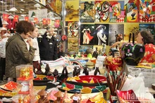 Dans un stand vietnamien lors de la Foire de Paris, en France. Photo : NDEL.