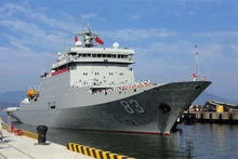 Le navire-école Qi Ji Quang de la Marine chinoise jette l'ancre au port de Tiên Sa, entamant du 23 au 25 mai une visite à Dà Nang. Photo : VNA.