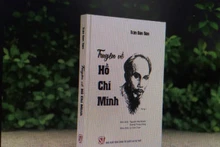 Livre intitulé « Truyên vê Hô Chi Minh » (Histoires de Hô Chi Minh). Photo : VNA. 