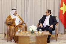 Le Premier ministre Pham Minh Chinh (droite) a reçu Saad bin Sherida Al Kaabi, ministre d'État aux affaires énergétiques et PDG de QatarEnergy. Photo : VNA.