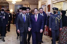 Le Sultan du Brunei Hassanal Bolkia (à gquche) et le Premier ministre vietnamien, Pham Minh Chinh. Photo : VNA
