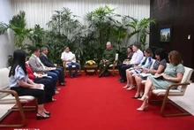 Le président cubain Miguel Díaz-Canel rencontre le directeur général du groupe GELEX et président du conseil d'administration du groupe de construction Viglacera Corporation JSC, Nguyên Van Tuân. Photo : VNA.