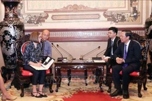 Le président du Comité populaire de Hô Chi Minh-Ville, Phan Van Mai (à droite) et la gouverneure de l’Oregon, Kate Brown. Photo : VNA.