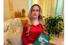 Daria Mishukova tient dans ses mains le livre « Vietnam-enfant du dragon ». Photo : NDEL