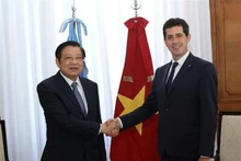 Phan Dinh Trac (à gauche), membre du Bureau politique, secrétaire du Comité central du Parti, président de la Commission centrale des affaires intérieures du Parti et le ministre de l'Intérieur argentin Eduardo Enrique de Pedro. Photo: VNA
