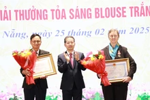 Virginia Mary Lockett (à droite) reçoit la médaille de l'amitié pour sa contribution aux soins de santé au Vietnam lors de la cérémonie tenue le 25 février à Dà Nang. Photo : tuoitre.vn