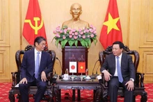 Le membre du Bureau politique, Nguyên Xuân Thang, président du Conseil théorique central et directeur de l'Académie nationale de politique Hô Chi Minh (à droite) reçoit l'ambassadeur du Japon au Vietnam, Ito Naoki. Photo : VNA.