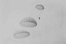 Des soldats français parachutés à Diên Biên Phu le 23 mars 1954 lors du commencement de la campagne de Diên Biên Phu de 55 jours et nuits. Photo : VNA .