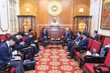 Do Van Chien, membre du Bureau politique, secrétaire du Comité central du Parti communiste vietnamien et président du Comité central du Front de la Patrie du Vietnam, a reçu le 27 mai à Hanoï l’ambassadeur sud-coréen, Choi Youngsam. Photo : NDEL