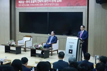 Le Premier ministre Pham Minh Chinh prononce un discours politique à l'Université nationale de Séoul. Photo : VNA.