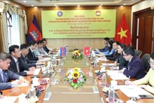 Vue de l’entretien entre le Comité central du Front de la Patrie du Vietnam et le Conseil national du Front de Solidarité pour le Développement de la Patrie du Cambodge. Photo : VNA.