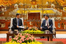 Le vice-président du Comité populaire de Hanoï, Nguyên Manh Quyên (à droite) et le secrétaire adjoint du Comité municipal du Parti et maire de Shenzhen, Qin Weizhong. Photo : hanoimoi.com.vn