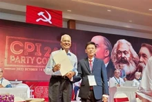 Lâm Van Mân (à droite), membre du Comité central du Parti, secrétaire du Comité provincial du Parti de Soc Trang et Doraisamy Raja, secrétaire général du Comité central du Parti pour le 24e mandat. Photo : VNA