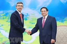 Le Premier ministre vietnamien, Pham Minh Chinh (à droite), reçoit le ministre des Affaires étrangères des Émirats arabes unis, Cheikh Abdullah bin Zayed Al Nahyan, le 14 juin 2023 à Hanoï. Photo : VNA.