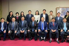 La délégation vietnamienne lors de sa séance de travail avec le gouverneur de la province de Kanagawa. Photo : baoquocte.vn