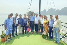 Les membres de la délégation de l'ISCUF visitent la baie d'Ha Long. Photo : baoquangninh.vn
