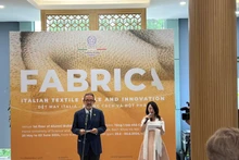 L’ambassadeur italien au Vietnam, Marco Della Seta (à gauche) prend la parole lors de la cérémonie d'ouverture de l'exposition Fabrica. Photo : congthuong.vn