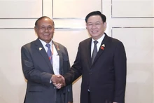 Le Président de l'Assemblée nationale du Vietnam, Vuong Dinh Huê (à droite) rencontre le 7 août le vice-président du Sénat cambodgien, Kittisangkahabindit Tep Ngorn. Photo : VNA.