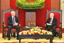 Le Secrétaire général du Parti communiste vietnamien, Nguyên Phu Trong (à droite) et le Gouverneur général d’Australie, David Hurley, en visite d’État au Vietnam. Photo : VNA.