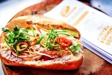 Que ce soit pour le petit-déjeuner, le déjeuner ou le dîner, le bánh mì peut satisfaire tous les goûts. Photo : VNA.