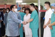 Le Président de l’Assemblée nationale, Vuong Dinh Huê (à gauche) rencontre des médecins de l’Hôpital central militaire 108. Photo : VNA.