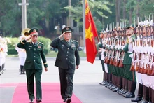 Le vice-président de la Commission militaire centrale et ministre vietnamien de la Défense Phan Van Giang (à gauche) et le vice-président de la Commission militaire centrale de Chine, Zhang Youxia. Photo : VNA.