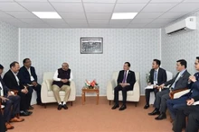 Le Vice-Premier ministre Trân Luu Quang (à droite) rencontre le gouverneur du Gujarat (Inde), Bhupendra Patel. Photo : VNA.
