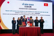 L'équipement financé par le gouvernement japonais pour l'analyse des dioxines et de l'environnement est remis au Corps chimique, le 16 janvier. Photo : baotintuc.vn