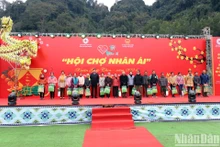 Le 28 janvier, le Comité populaire du district de Yên Son a organisé, dans le village de Na Ho, la « Foire caritative» 2024 pour le Têt du Dragon. Photo : NDEL.