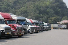 Au cours des premiers jours de l’année 2024, le nombre des marchandises dédouanées via les postes frontières Vietnam-Chine ont fortement augmenté. Photo : congthuong.vn