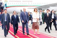 Le président bulgare Rumen Radev et son épouse à leur descente d’avion à l’aéroport international de Nôi Bài, à Hanoi, le 24 novembre. Photo : VNA.