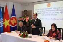 Le Vice-Premier ministre Trân Luu Quang (debout) prend la parole lors de la rencontre des Vietnamiens en Suisse. Photo : VNA.