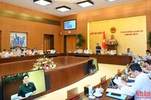 Le Président de l’AN Vuong Dinh Huê (debout) prend la parole. Photo : NDEL