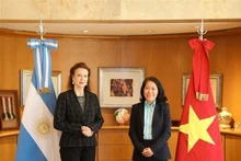La ministre argentine des Affaires étrangères (AE) Diana Mondino (gauche) et l'ambassadrice du Vietnam en Argentine, Ngô Minh Nguyêt. Photo : VNA.