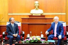 Dô Van Chiên, président du FPV (à droite) et Khampheuy Boutdavieng, vice-président permanent du FLEN, le 13 septembre à Hanoï. Photo: VNA