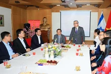 L'ambassadeur vietnamien en Israel, Ly Duc Trung, et la délégation vietnamienne dirigée par le Vice-Premier ministre Trân Luu Quang. Photo : VNA.