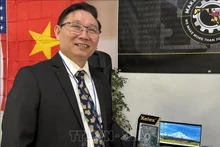 Nguyen Ai Huu, PDG de Xelex et l’ordinateur portable/tablette nommé Latimer. Photo : VNA.