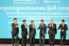 Lors de la cérémonie pour lancer officiellement les services de la MB Cambodia en tant que banque commerciale au capital à 100% au Cambodge. Photo : VNA.