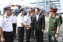 Les dirigeants de la Marine vietnamienne et de la Société des Ports de Saïgon accueillent le Premier ministre du Laos, Sonexay Siphandone. Photo : qdnd.vn