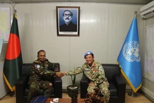 Le colonel Nguyên Viêt Hùng (à droite) rencontre le commandant adjoint de la Force de la FISNUA, le général de brigade, Abu Syed Mohammod Bakir. Photo : qdnd.vn