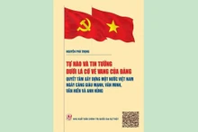 Publication du livre du SG du Parti, Nguyên Phu Trong, sur la détermination à édifier un Vietnam fort et prospère. Photo : NDEL.