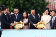 Le Président Vo Van Thuong (2e de droite) et son épouse effectuent le rituel traditionnel de libération des carpes. Photo : VNA.